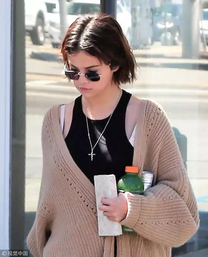 夏季穿搭无肩带内衣美出高级感,夏季穿搭中性风内衣外穿