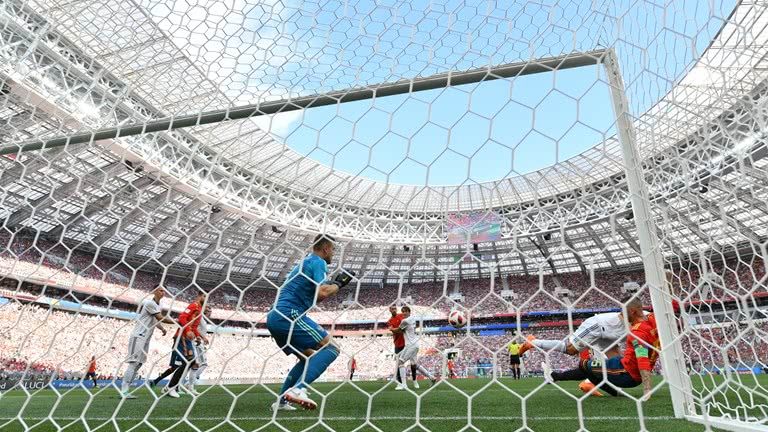 世界杯最佳进球？俄罗斯队铁卫上演“蝎子摆尾式”乌龙球