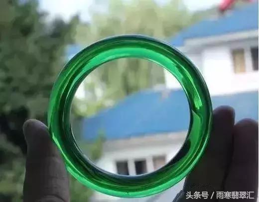 月薪3000小伙拿啤酒瓶做出上亿帝王绿手镯送女友,骚年好手艺!