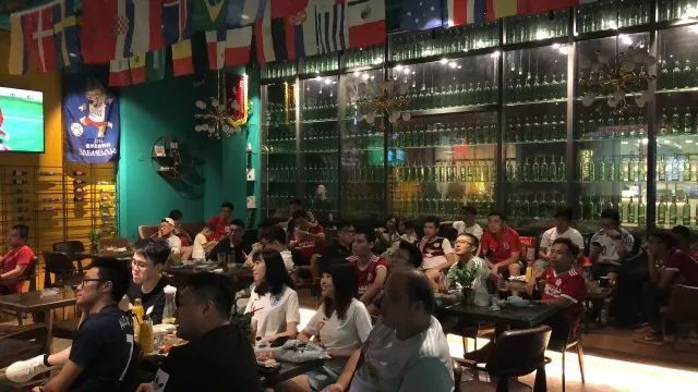 这该是佛山最独特的足球Pub,送完半打科罗娜还送鸡尾酒你点睇?