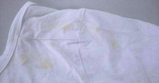 白色衣物第一次怎么洗,白色衣物污渍洗不掉直接染色