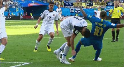 真摔？假摔？足球场上的独特艺术，C罗内马尔苏牙谁是假摔王？