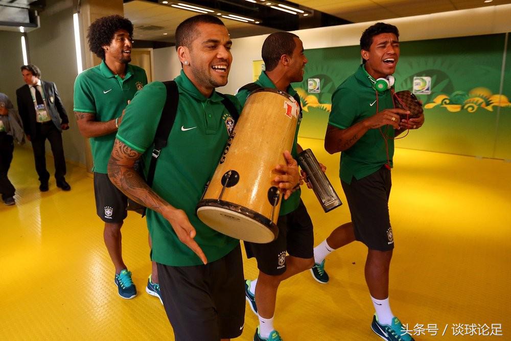 保利尼奥致敬郑智,保利尼奥评价足球