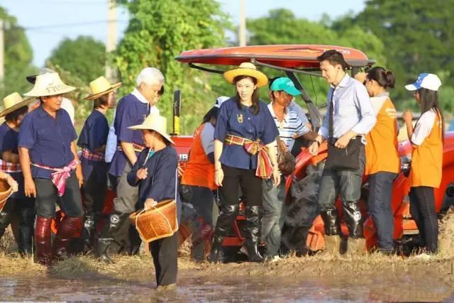 泰国总理英拉惊艳的照片,世界华人女总统