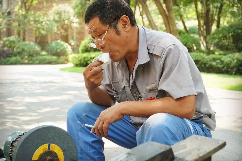 菜刀怎么磨什么角度才锋利耐用,不管菜刀有多钝大厨教你一招