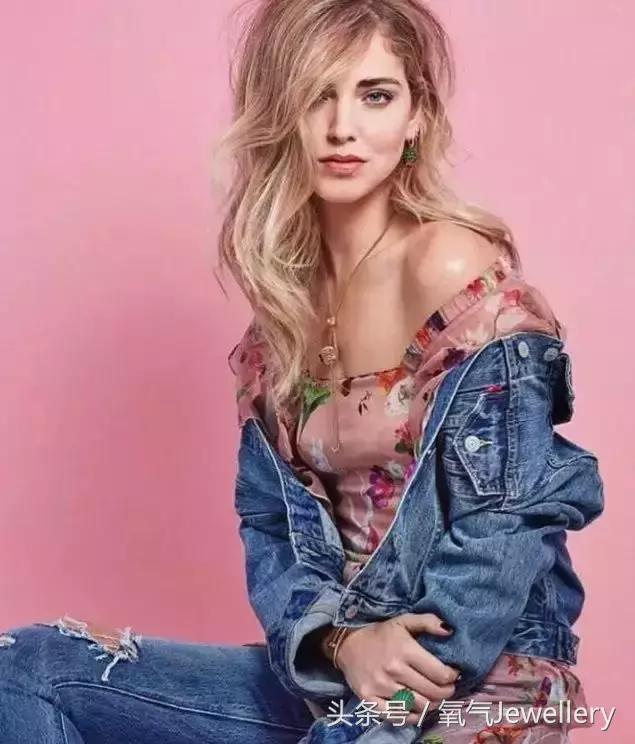 当百万珠宝遇上平民T恤牛仔裤