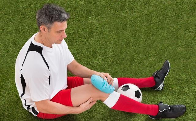 世界杯场上激战正酣,世界杯带伤出战的球员