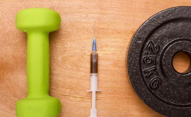 世界杯场上激战正酣,世界杯带伤出战的球员