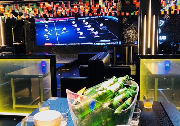 在荆州的这家网红酒吧里，我们都是彼此的摆渡人……