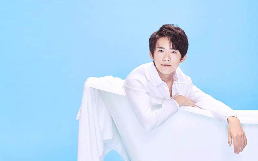 易烊千玺走在夜里大街上,易烊千玺杭州打卡同款