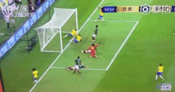 内马尔被踩了几脚,内马尔被三个人踩