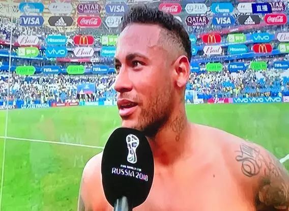 内马尔被踩了几脚,内马尔被三个人踩