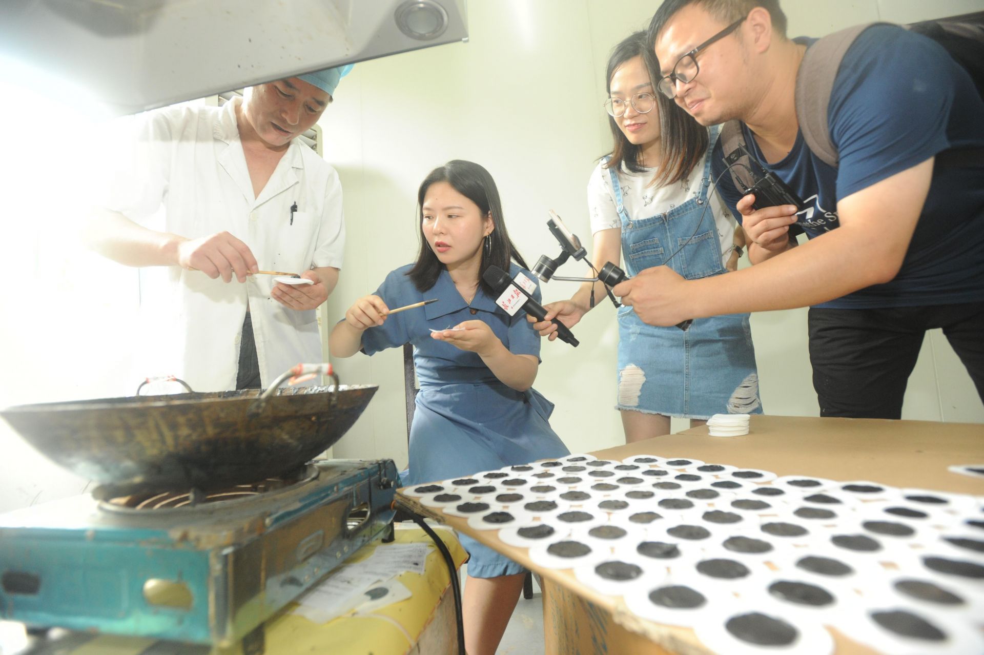 探秘冬病夏治三伏贴生产基地：小锅熬制安全，桑枝搅拌轻便