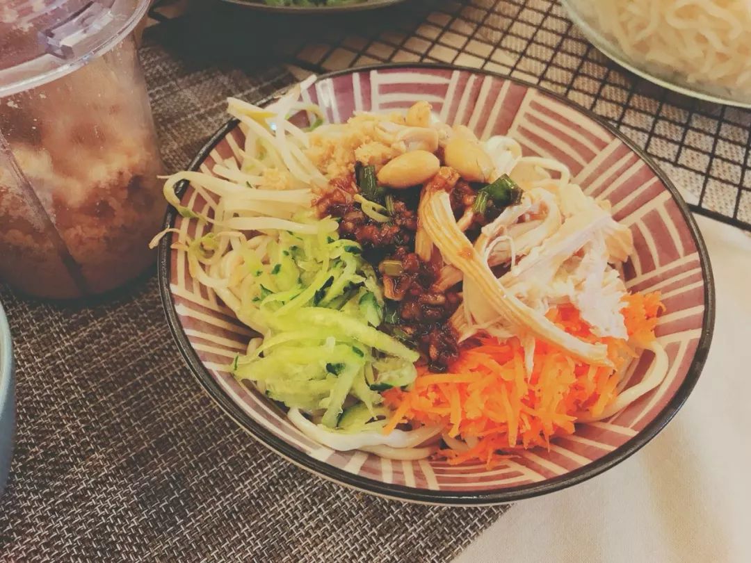 D184：炎炎夏日里的你需要的是这样一顿晚餐~鸡丝凉面