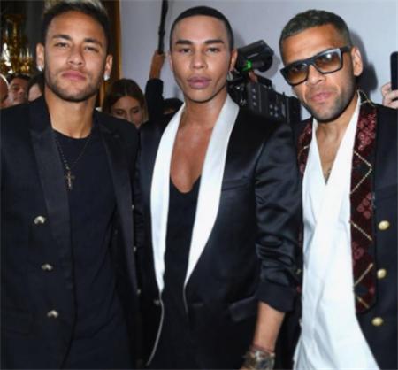 世界杯巴西内马尔球迷头顶方便面,内马尔18年世界杯泡面头