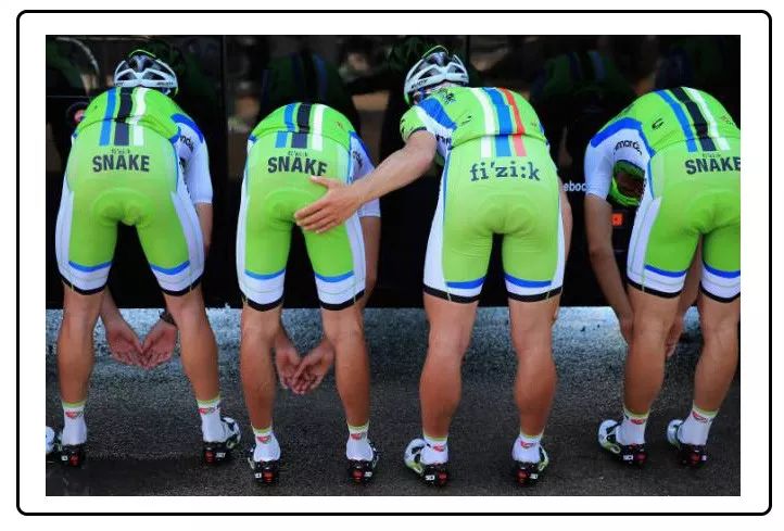 世界杯上为什么球员喜欢吐痰,为什么足球运动员爱摸头