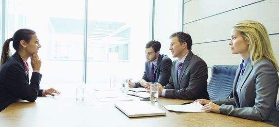 公务员面试领导让你帮他做事,面试领导要你从轻处理