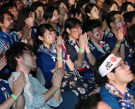 疯了！无缘八强日本球迷有人鼓掌竟然还有女球迷试图脱衣跳河！