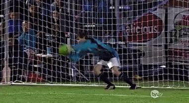 真正英勇的门将守门是不用手的!