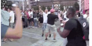 大街一个人都没有，赢球后……世界杯中的英国，有点诡异啊……