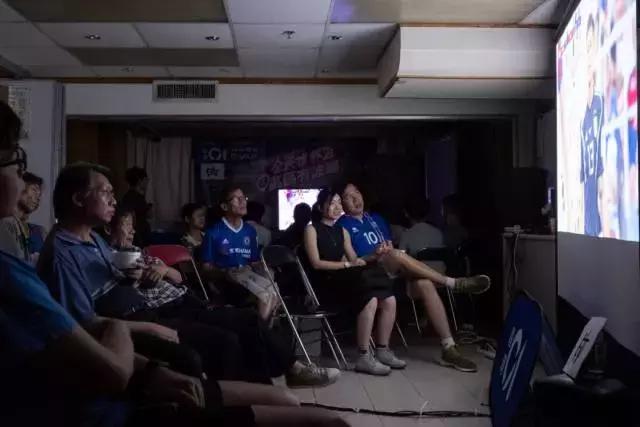 你在家直播看球爽歪歪，香港同胞望眼欲穿哭唧唧……