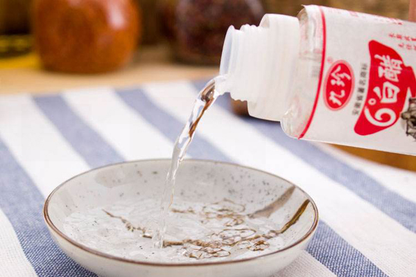 铁锅中煮东西,铁锅一放调料就开始糊锅