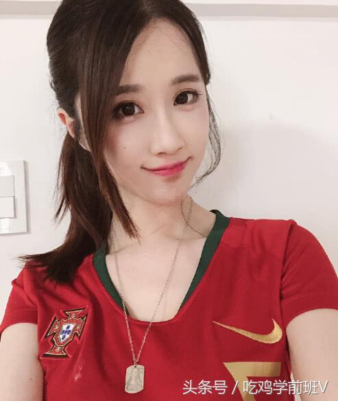 轩子巨2兔练习滑铲和盘带，网友：这是假摔和跳舞吧！