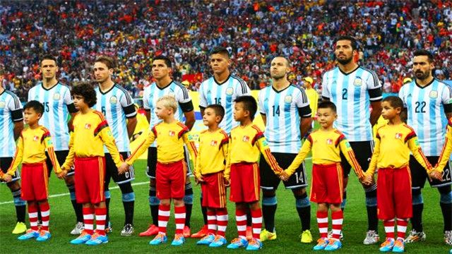 为什么足球入场要牵个小孩,为什么足球运动员进场要牵个小孩