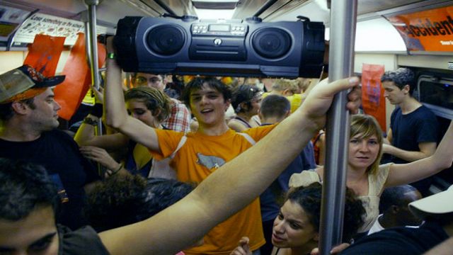 你会为身后的路人扶门吗?这33个有教养的细节,你做到了多少?