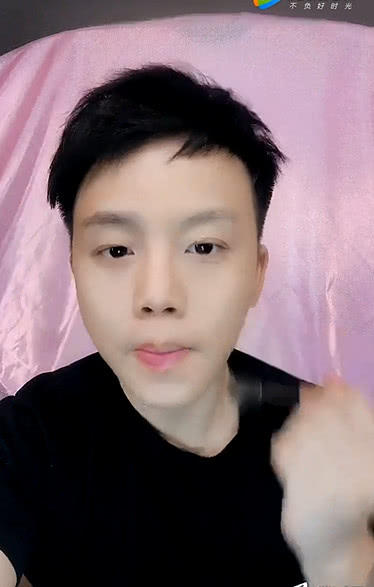 为了哄女老板，95后小伙仿妆梅西，画上胡须后神还原！