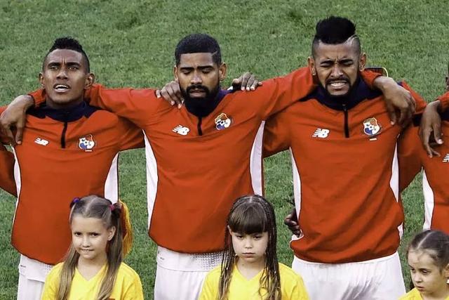 世界杯足球感人瞬间球员受伤,2022世界杯感动落泪的视频