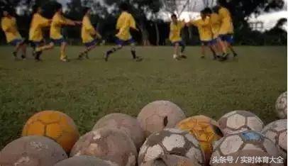 中国女孩捡球完整视频,捡球的中国女孩