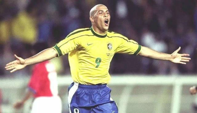 足球界梅西和c罗哪个更厉害,历史十大球员中梅西c罗排第几