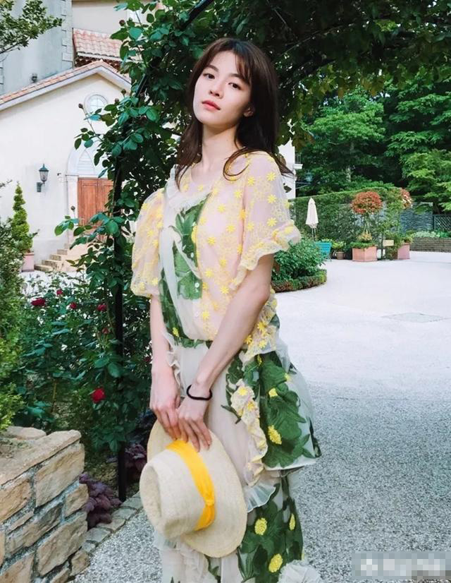 平胸是由什么决定的,平胸是生理特征吗