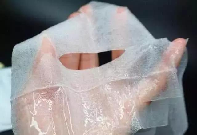 面膜上的那一层塑料纸怎么使用呢,面膜外的那层纸有什么用吗