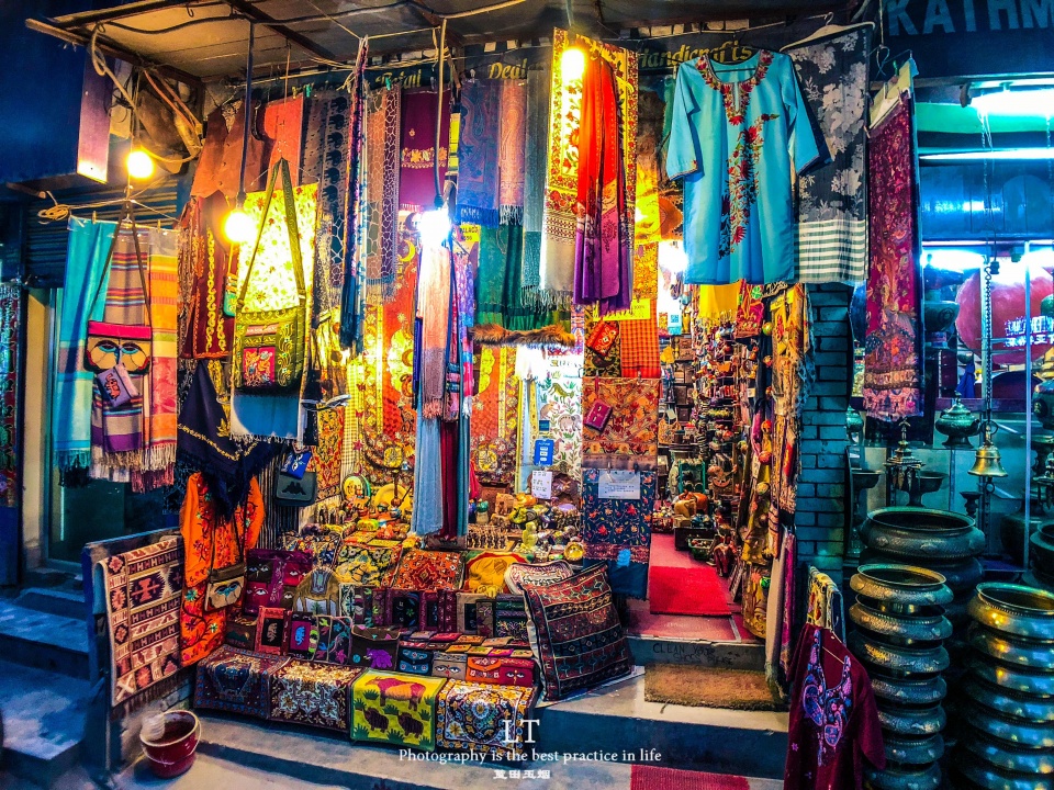 中国商人在尼泊尔赚了个金玉满堂，只因羊毛围巾全是义乌造