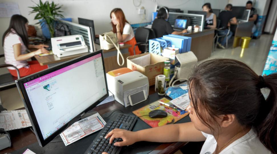 穷人最好的出路是什么,靠一个人挣钱很难富裕