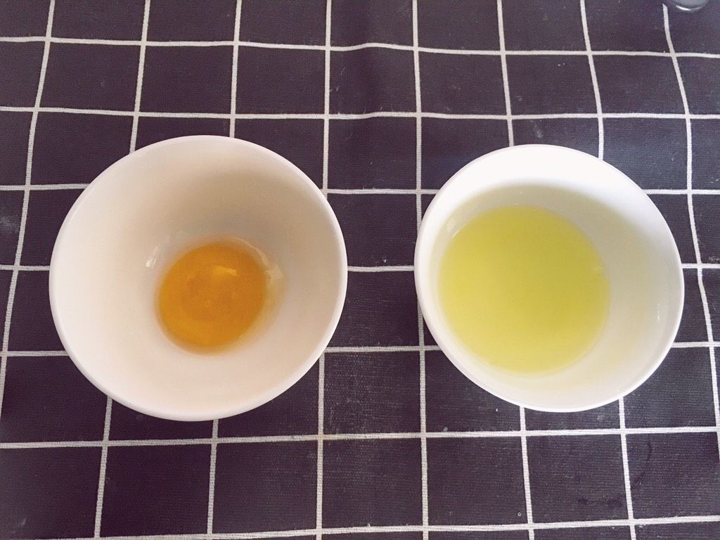 如何做三文鱼糕给八个月宝宝吃,8个月宝宝蛋黄三文鱼菠菜糕做法