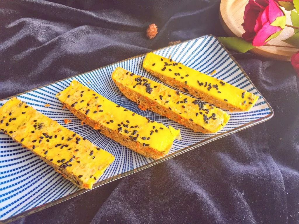 如何做三文鱼糕给八个月宝宝吃,8个月宝宝蛋黄三文鱼菠菜糕做法