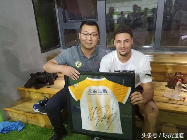 “兄弟，请问汉森贝壳球场怎么走？”