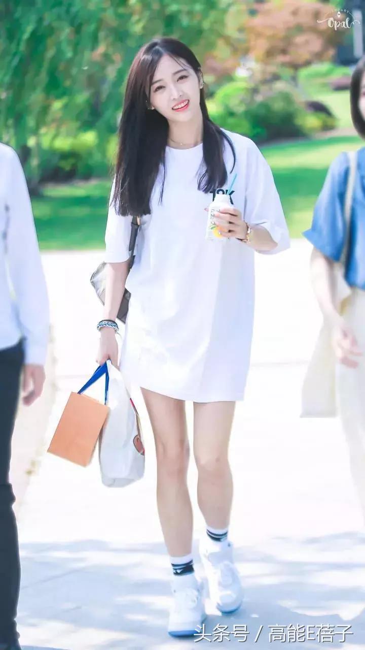 吴宣仪海南甜美穿搭,不知道怎么搭配时尚让小姐姐教你