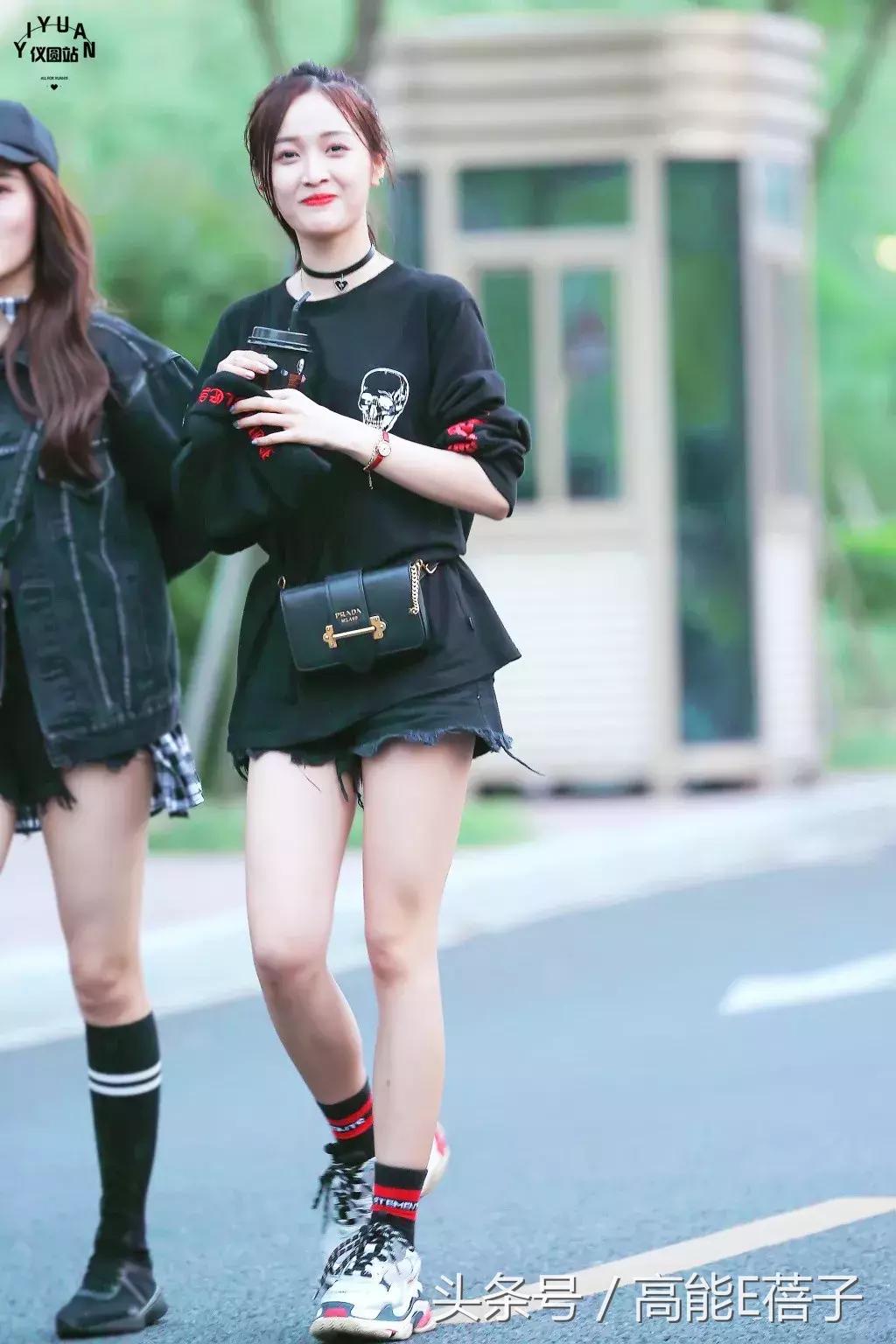 吴宣仪海南甜美穿搭,不知道怎么搭配时尚让小姐姐教你