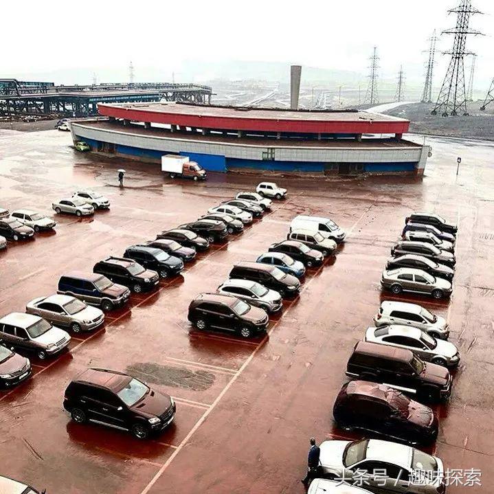 俄罗斯一座北部小镇突然下起了“血雨”，将一停车场染成红色