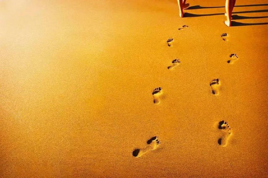 一段视频看哭了无数孩子,一个男孩跪地大哭的视频