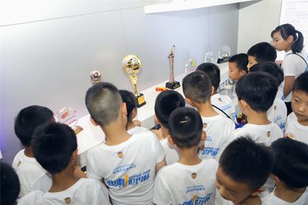 冲刺世界杯让孩子感受足球魅力苏宁举办铂金会员家庭日活动