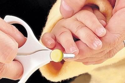 防止宝宝抓破脸戴手套,婴儿能不能戴手套怕抓脸