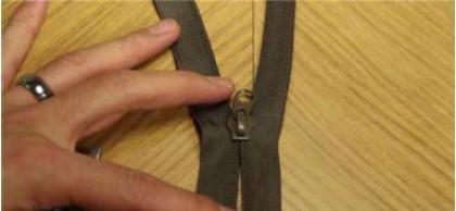 拉链头太紧怎么弄松,拉链头拉不下来怎么修理小妙招