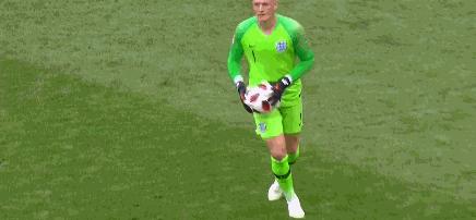 打起快乐足球的三喵：手抛球给瑞典替补门前3秒思考人生很应景