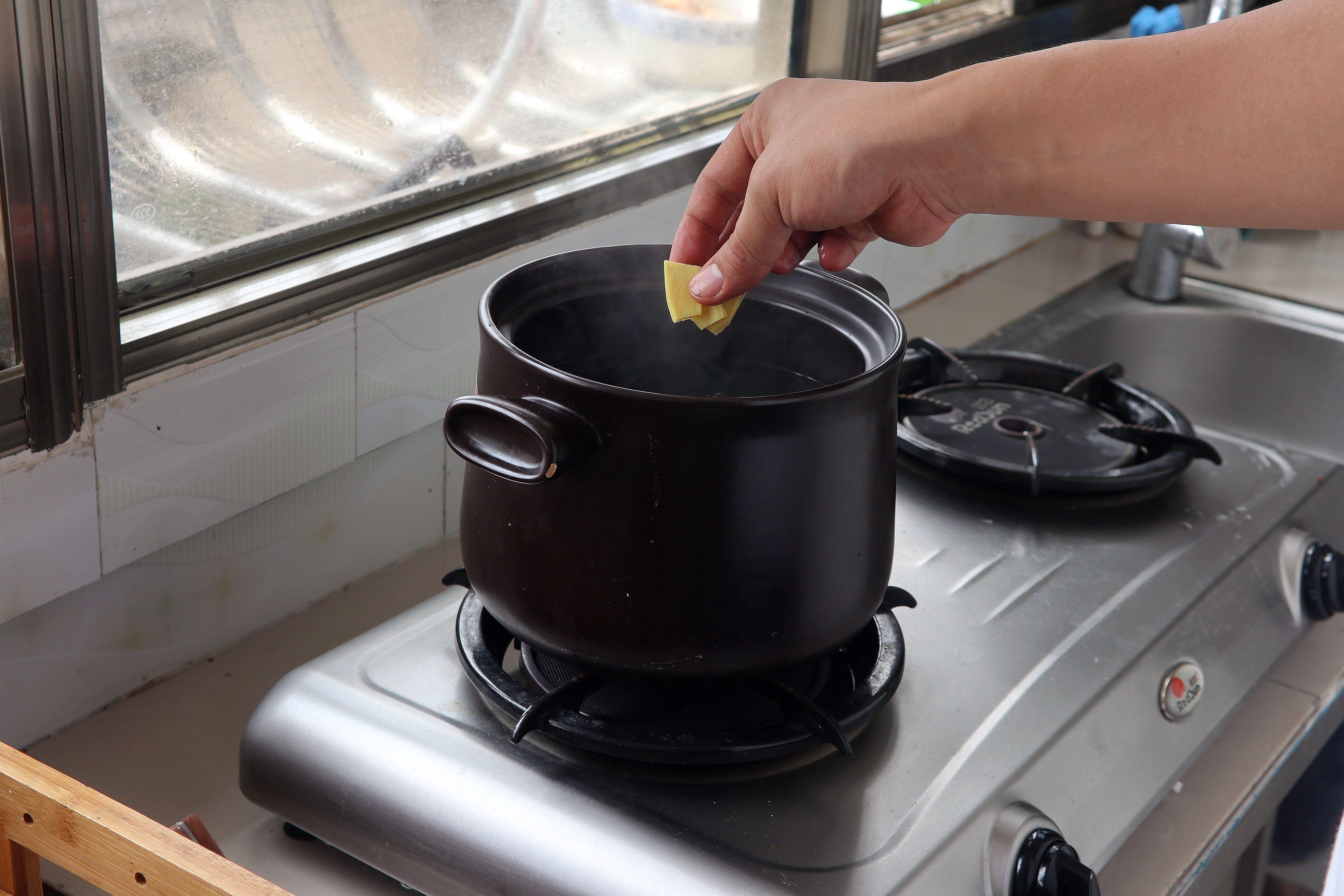 婴儿咳嗽妈妈吃什么有帮助,雪梨猪肺汤止咳化痰小孩