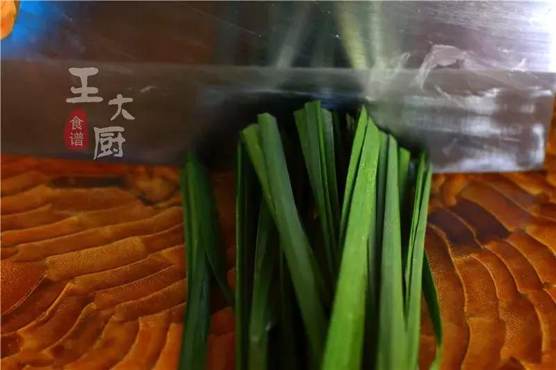 如何在家制作烧烤摊的烤韭菜,烧烤家庭版烤韭菜